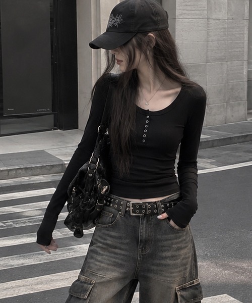 MEMECLE（メメクル）の「【 MEMECLE / メメクル 】ヘンリーネックリブコンパクトトップス（Tシャツ/カットソー・レディース・ブラック/ブルーグレー/オートミール・SMALL/MEDIUM）」の6枚目の写真