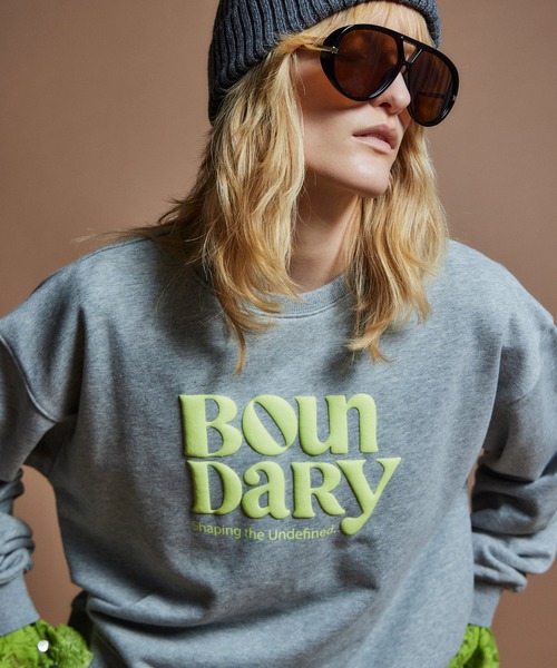 MAISON SPECIAL（メゾンスペシャル）の「【26WINTER PRE-ORDER】BOUNDARY Embossed Sweatshirt/BOUNDARYエンボススウェット（スウェット・レディース・ブラック/グレー/レッド・FREE）」の2枚目の写真