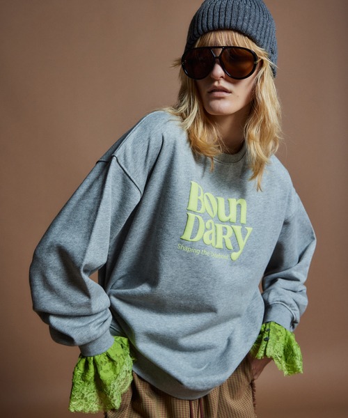 MAISON SPECIAL（メゾンスペシャル）の「【26WINTER PRE-ORDER】BOUNDARY Embossed Sweatshirt/BOUNDARYエンボススウェット（スウェット・レディース・ブラック/グレー/レッド・FREE）」の4枚目の写真
