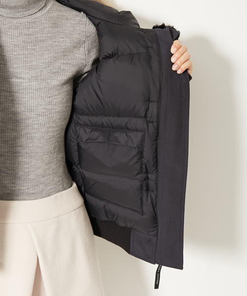 CANADA GOOSE（カナダグース）の「CANADA GOOSE カナダグース【LABRADOR BOMBER】（ダウンジャケット/コート・レディース・ブラック/ネイビー・SMALL/MEDIUM）」の19枚目の写真