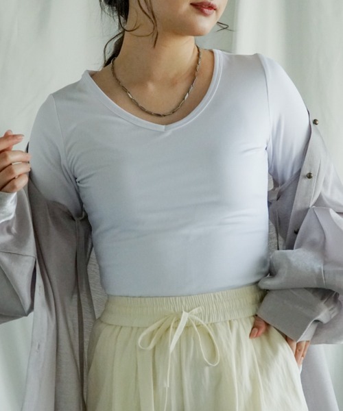 aimoha（アイモハ）の「裏起毛ヒートカットソー タートルネック ラウンドネック Vネック (AW) (LV)（インナーウェア/肌着・レディース・パープル/ワインレッド/カーキ/グレー/ホワイト/ブラウン/ブラック/ピンク/パープル系その他2/パープル系その他3/パープル系その他5/ピンク系その他2/ピンク系その他3/ピンク系その他5/レッド系その他2/レッド系その他3/レッド系その他5/ブラック系その他2/ブラック系その他3/ブラック系その他5/グレー系その他2/グレー系その他3/グレー系その他5/ブラウン系その他2/ブラウン系その他3/ブラウン系その他5/グリーン系その他2/グリーン系その他3/グリーン系その他5/ホワイト系その他2/ホワイト系その他3/ホワイト系その他5/ダークグレー/ベージュ系その他3/ベージュ系その他2/グレー系その他・XX-LARGE/LARGE/X-LARGE/MEDIUM/SMALL）」の4枚目の写真