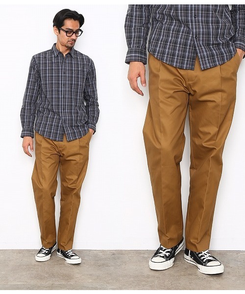 WILD LIFE TAILOR Adam et Rope'（ワイルドテーラーアダムエロペ　）の「WLTダブルサテンベルティッドパンツ（その他パンツ・メンズ・カーキ/ベージュ/ネイビー・L/M）」の2枚目の写真