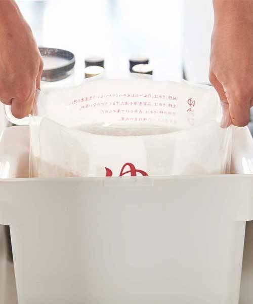 tower（タワー）の「tower (タワー) 密閉袋ごと米びつ　5ｋｇ　計量カップ付き（キッチン収納・レディース・ブラック/ホワイト・ONE SIZE）」の11枚目の写真