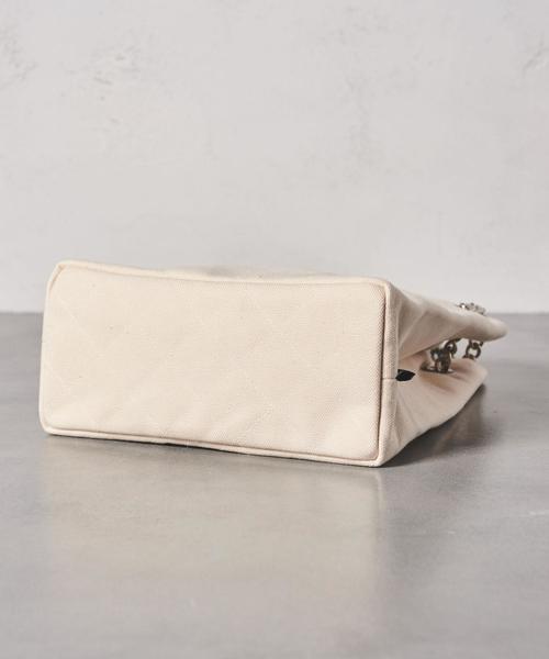 UNITED ARROWS（ユナイテッドアローズ）の「＜TEMBEA（テンベア）＞チェーンポーチ M†（ハンドバッグ・レディース・ホワイト/ブラック/ゴールド・FREE）」の9枚目の写真