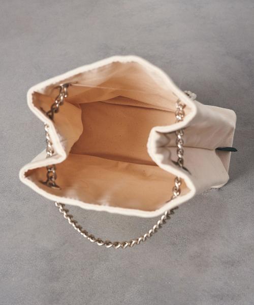 UNITED ARROWS（ユナイテッドアローズ）の「＜TEMBEA（テンベア）＞チェーンポーチ M†（ハンドバッグ・レディース・ホワイト/ブラック/ゴールド・FREE）」の11枚目の写真