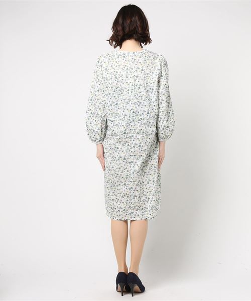 LBC（エルビーシー）の「50ローン花柄プリントワンピース  （ワンピース・レディース・ホワイト/ネイビー・LARGE/MEDIUM）」の4枚目の写真