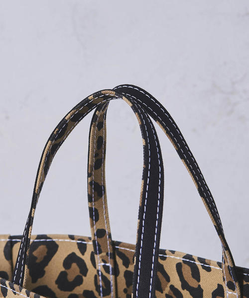 TEMBEA(テンベア)の「<TEMBEA(テンベア)> PAPER LEO プリント トートバッグ†(トートバッグ・レディース・ブラウン/ホワイト・FREE)」の3枚目の写真