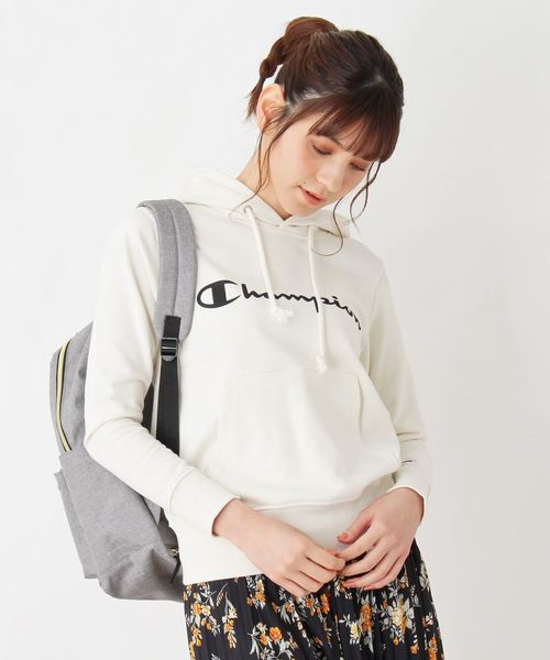 Champion（チャンピオン）の「Champion　ロゴパーカー（パーカー・レディース・オフホワイト/グレー/ブラック・02）」の2枚目の写真