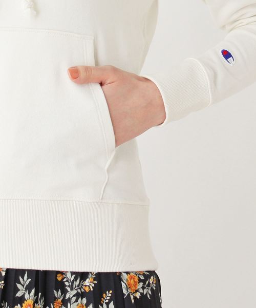 Champion（チャンピオン）の「Champion　ロゴパーカー（パーカー・レディース・オフホワイト/グレー/ブラック・02）」の8枚目の写真