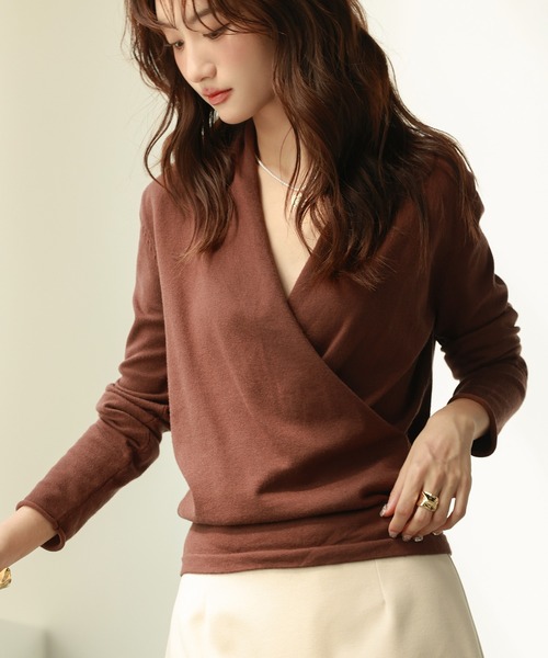 SAISON DE PAPILLON（セゾンドパピヨン）の「カシュクールネックニットトップス（ニット/セーター・レディース・ブルー/ネイビー/ブラック/ベージュ/モカ/キャメル/ピンク/パープル/ブラウン/カーキ/チャコール/アイボリー/ダークブラウン/グリーン系その他・S/M/L/XL）」の4枚目の写真