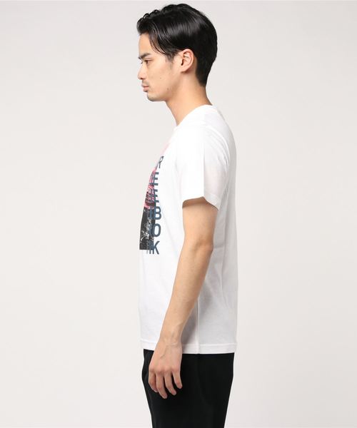 Reebok（リーボック）の「グラフィック シリーズ ワン シリーズ トレーニング フォト プリントTシャツ［Graphic Series One Series Training Photo Print Tee］（Tシャツ/カットソー・メンズ・ホワイト/グレー・SMALL/MEDIUM/XXX-LARGE/LARGE/X-LARGE/XX-LARGE）」の3枚目の写真