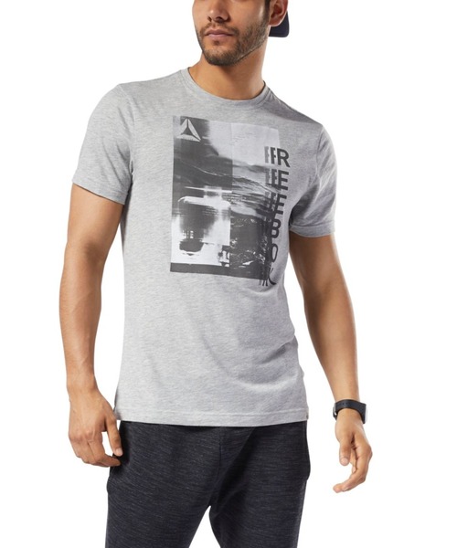 Reebok（リーボック）の「グラフィック シリーズ ワン シリーズ トレーニング フォト プリントTシャツ［Graphic Series One Series Training Photo Print Tee］（Tシャツ/カットソー・メンズ・ホワイト/グレー・SMALL/MEDIUM/XXX-LARGE/LARGE/X-LARGE/XX-LARGE）」の2枚目の写真