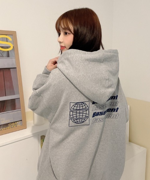 ONA(オーエヌエー)の「『ONA/オーエヌエー』2ND EARTH BASEMENT PRINTING HOODIE/韓国ブランド ユニセックス アース ベースメント プリント フーディー プルオーバーパーカー(パーカー・メンズ・ブラック/グレー・FREE)」の1枚目の写真