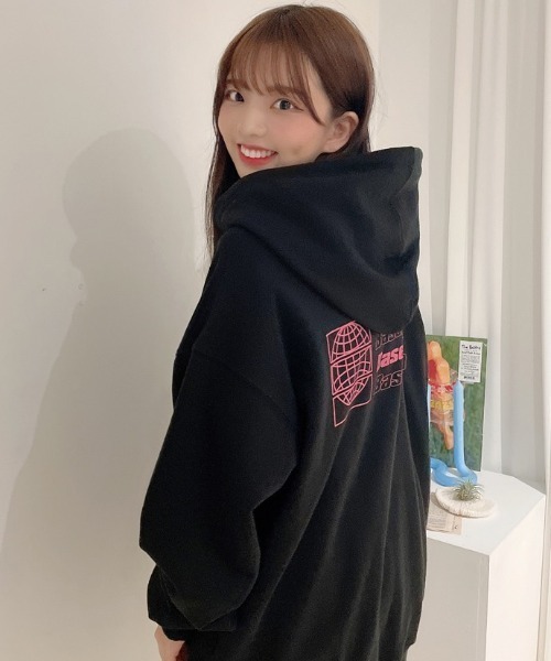 ONA(オーエヌエー)の「『ONA/オーエヌエー』2ND EARTH BASEMENT PRINTING HOODIE/韓国ブランド ユニセックス アース ベースメント プリント フーディー プルオーバーパーカー(パーカー・メンズ・ブラック/グレー・FREE)」の3枚目の写真