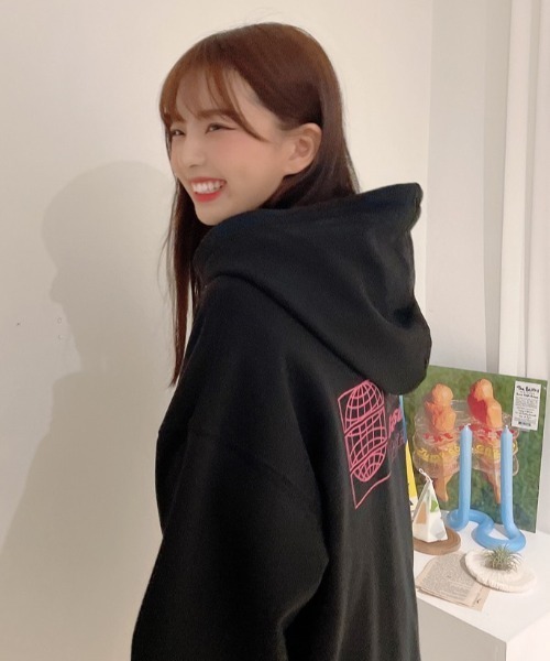 ONA(オーエヌエー)の「『ONA/オーエヌエー』2ND EARTH BASEMENT PRINTING HOODIE/韓国ブランド ユニセックス アース ベースメント プリント フーディー プルオーバーパーカー(パーカー・メンズ・ブラック/グレー・FREE)」の4枚目の写真