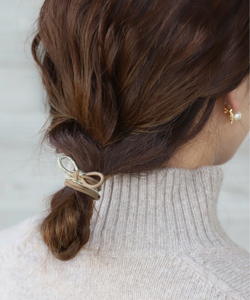 ANEMONE(アネモネ)の「バイカラーのラメリボンヘアゴム(ヘアゴム・レディース・グリーン/グレー/ベージュ/ピンク・FREE)」の2枚目の写真