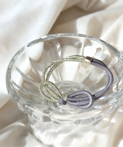 ANEMONE(アネモネ)の「バイカラーのラメリボンヘアゴム(ヘアゴム・レディース・グリーン/グレー/ベージュ/ピンク・FREE)」の1枚目の写真