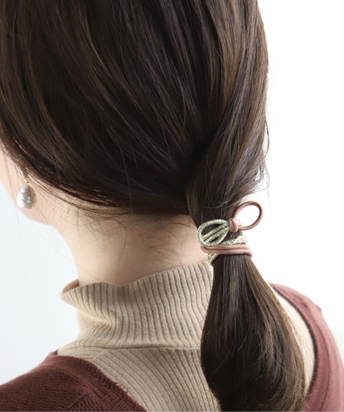 ANEMONE(アネモネ)の「バイカラーのラメリボンヘアゴム(ヘアゴム・レディース・グリーン/グレー/ベージュ/ピンク・FREE)」の4枚目の写真