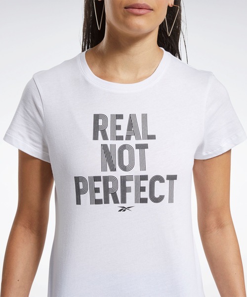 Reebok（リーボック）の「トレーニング エッセンシャルズ グラフィック Tシャツ / Training Essentials Graphic Tee（Tシャツ/カットソー・レディース・ホワイト/ピンク・SMALL/MEDIUM/LARGE/X-LARGE/X-SMALL）」の3枚目の写真
