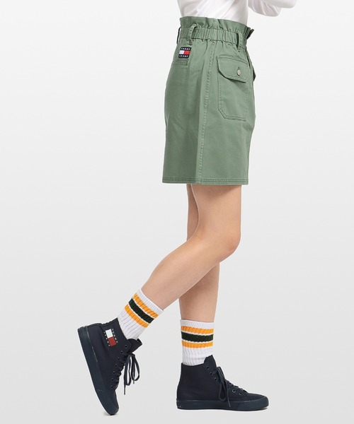 tommy jeans（トミー ジーンズ）の「フラッグロゴバッジワークスカート（スカート・レディース・カーキ・X-SMALL/SMALL/MEDIUM）」の2枚目の写真