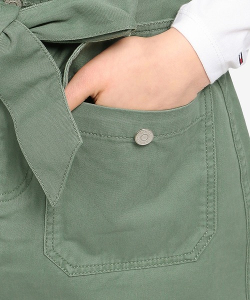 tommy jeans（トミー ジーンズ）の「フラッグロゴバッジワークスカート（スカート・レディース・カーキ・X-SMALL/SMALL/MEDIUM）」の4枚目の写真