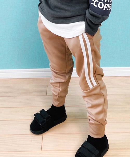 THE CASUAL（カジュアル）の「ライン入り 切替 ジョガーパンツ キッズ（その他パンツ・キッズ・ブラック/ブルー系その他/杢グレー/グレー系その他/チャコール/ネイビー/ベージュ系その他/グレー系その他2/ベージュ/ブラック系その他・140cm/150cm/130cm/110cm/160cm/120cm）」の8枚目の写真