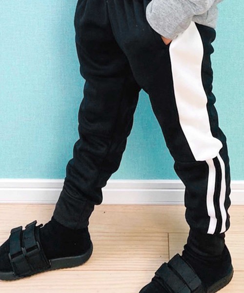 THE CASUAL（カジュアル）の「ライン入り 切替 ジョガーパンツ キッズ（その他パンツ・キッズ・ブラック/ブルー系その他/杢グレー/グレー系その他/チャコール/ネイビー/ベージュ系その他/グレー系その他2/ベージュ/ブラック系その他・140cm/150cm/130cm/110cm/160cm/120cm）」の3枚目の写真
