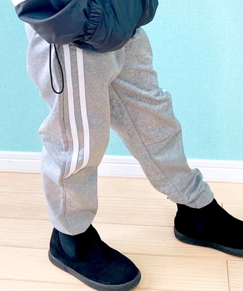 THE CASUAL（カジュアル）の「ライン入り 切替 ジョガーパンツ キッズ（その他パンツ・キッズ・ブラック/ブルー系その他/杢グレー/グレー系その他/チャコール/ネイビー/ベージュ系その他/グレー系その他2/ベージュ/ブラック系その他・140cm/150cm/130cm/110cm/160cm/120cm）」の4枚目の写真