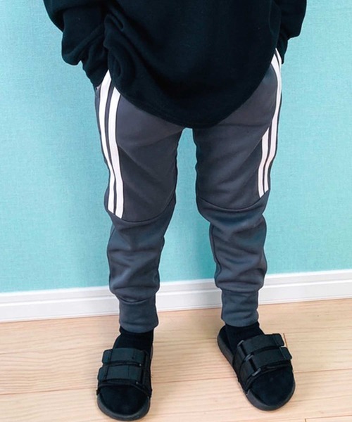 THE CASUAL（カジュアル）の「ライン入り 切替 ジョガーパンツ キッズ（その他パンツ・キッズ・ブラック/ブルー系その他/杢グレー/グレー系その他/チャコール/ネイビー/ベージュ系その他/グレー系その他2/ベージュ/ブラック系その他・140cm/150cm/130cm/110cm/160cm/120cm）」の6枚目の写真