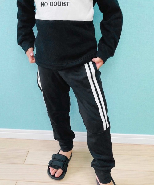 THE CASUAL（カジュアル）の「ライン入り 切替 ジョガーパンツ キッズ（その他パンツ・キッズ・ブラック/ブルー系その他/杢グレー/グレー系その他/チャコール/ネイビー/ベージュ系その他/グレー系その他2/ベージュ/ブラック系その他・140cm/150cm/130cm/110cm/160cm/120cm）」の2枚目の写真