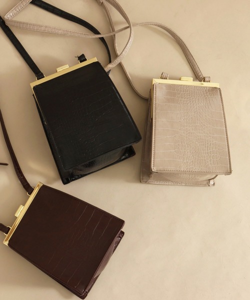 AULI(アウリィ)の「クロコ柄スクエアロックショルダーバッグ(ショルダーバッグ・レディース・ブラック/ブラウン/グレイッシュベージュ・FREE)」の1枚目の写真