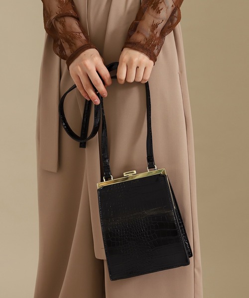 AULI(アウリィ)の「クロコ柄スクエアロックショルダーバッグ(ショルダーバッグ・レディース・ブラック/ブラウン/グレイッシュベージュ・FREE)」の2枚目の写真