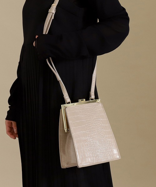 AULI(アウリィ)の「クロコ柄スクエアロックショルダーバッグ(ショルダーバッグ・レディース・ブラック/ブラウン/グレイッシュベージュ・FREE)」の15枚目の写真