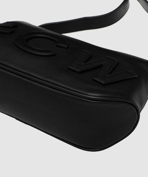 Feng Chen Wang（フェン・チェン・ワン）の「LEATHER 3D LOGO HANDBAG（ハンドバッグ・レディース・ブラック・ONE SIZE）」の2枚目の写真