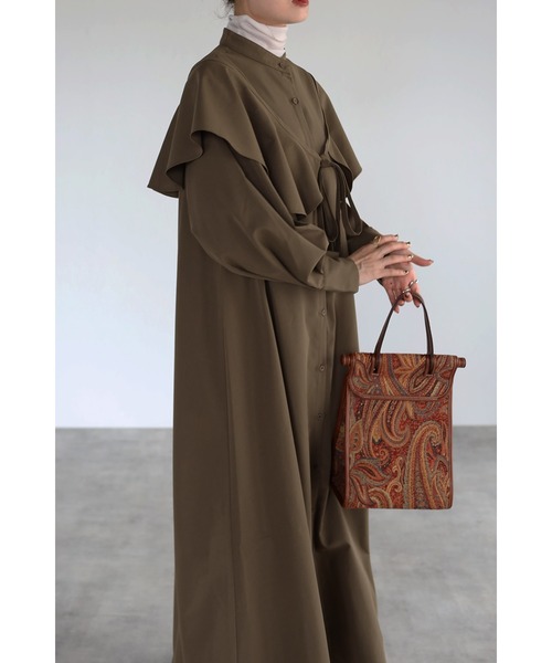 Bonjour Sagan(ボンジュールサガン)の「アレンジフリルカラーロングワンピース(ワンピース・レディース・ブラック/カーキ・FREE)」の4枚目の写真