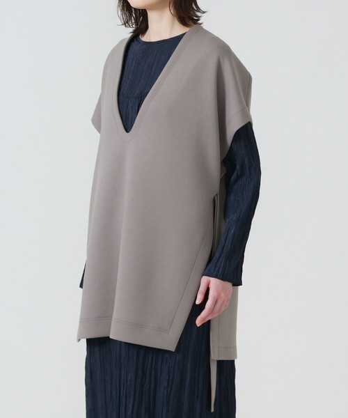 LOVELESS(ラブレス)の「ディープVネック オーバーサイズベスト(ベスト・レディース・ブラック/グレー系その他2/ベージュ系その他・36)」の8枚目の写真