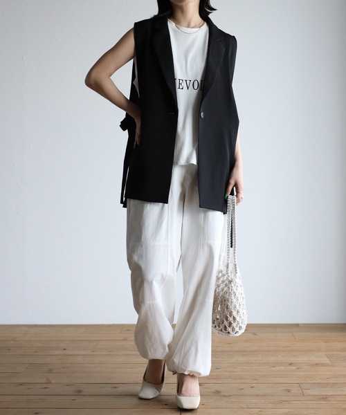 ap retro(アプレトロ)の「オープンサイドベルトベスト / テーラードベスト / ジレ(ベスト・レディース・オフホワイト/ブラック/テラコッタ/グレイッシュベージュ/ブラウン・FREE)」の16枚目の写真