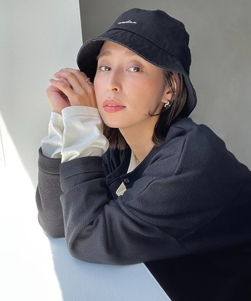 CREDONA（クレドナ）の「CREDONA刺繍バケットハット（ハット・レディース・ブラック/ベージュ・FREE）」の2枚目の写真