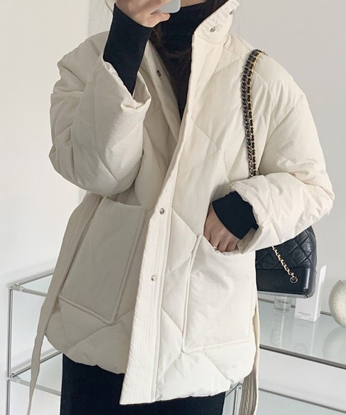 DAY CLOSET（デイ クローゼット）の「レディース キルティングフェイクダウンジャケット+腰紐 2点セット（ダウンジャケット/コート・レディース・ホワイト/ブラック/モカ・ONE SIZE）」の4枚目の写真