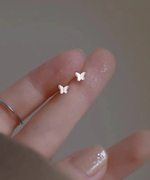 Fun & Daily（ファンアンドデイリー）の「F&D : ベリースモールバタフライピアス（ピアス（両耳用）・レディース・シルバー/ゴールド・FREE）」の3枚目の写真