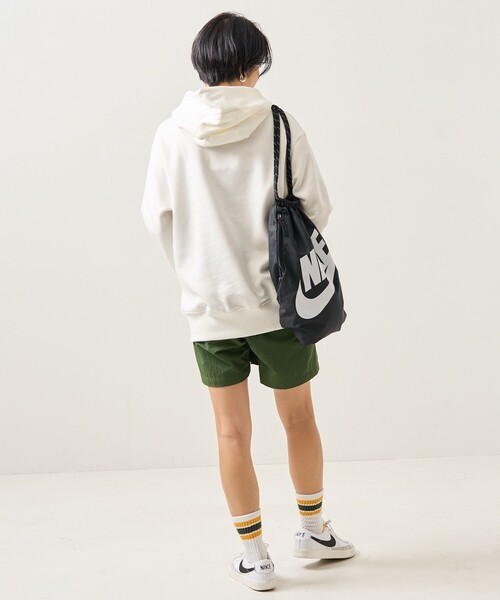 NIKE(ナイキ)の「NIKE/ナイキ フラッグプルオーバーフーディー/ナイキ スポーツウェア オーバーサイズド フリース パーカー(パーカー・レディース・ブラック/ホワイト/グリーン・MEDIUM)」の5枚目の写真