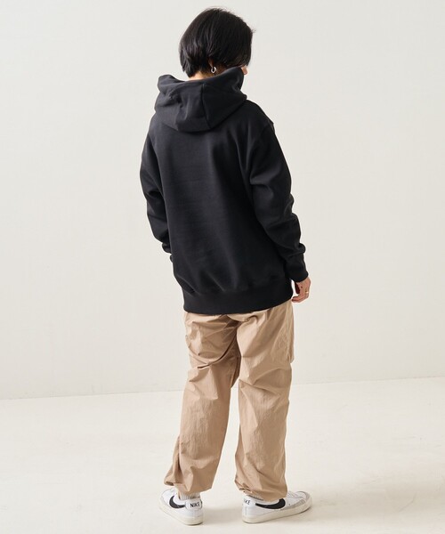 NIKE(ナイキ)の「NIKE/ナイキ フラッグプルオーバーフーディー/ナイキ スポーツウェア オーバーサイズド フリース パーカー(パーカー・レディース・ブラック/ホワイト/グリーン・MEDIUM)」の7枚目の写真