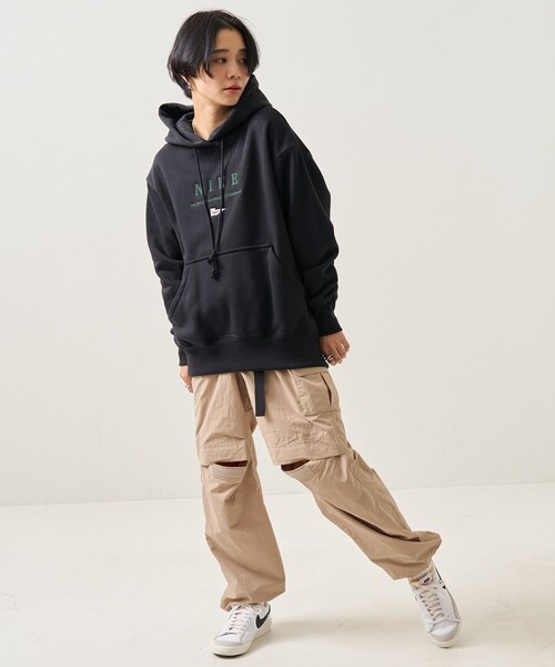 NIKE(ナイキ)の「NIKE/ナイキ フラッグプルオーバーフーディー/ナイキ スポーツウェア オーバーサイズド フリース パーカー(パーカー・レディース・ブラック/ホワイト/グリーン・MEDIUM)」の9枚目の写真