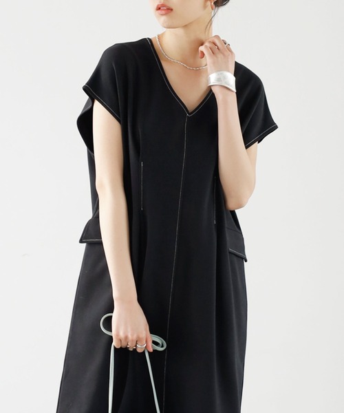 GeeRA(ジーラ)の「バイカラーステッチバックオープンワンピース(ワンピース・レディース・ブラック/ブルー/グレー・MEDIUM/LARGE)」の2枚目の写真