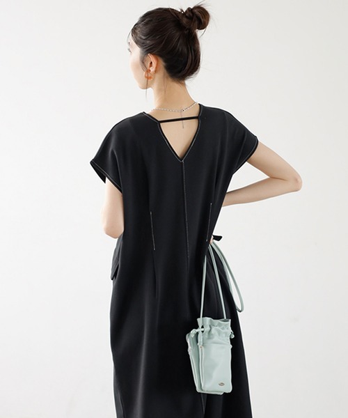 GeeRA(ジーラ)の「バイカラーステッチバックオープンワンピース(ワンピース・レディース・ブラック/ブルー/グレー・MEDIUM/LARGE)」の4枚目の写真
