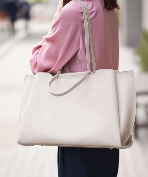 a.v.v(アーヴェヴェ)の「【通勤・通学におすすめ】A4収納/2WAYダブルハンドルトート(トートバッグ・レディース・ライトグレー/ブラック/モカ・38)」の3枚目の写真