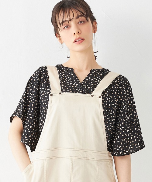 Viola e Viola（ヴィオラエヴィオラ）の「ゆるっときれいなスキッパーフレアー袖ブラウス（シャツ/ブラウス・レディース・ブルー/ベージュ系その他/イエロー/オレンジ系その他/ブラック系その他/オフホワイト/グリーン/ブラック/コバルトブルー/オレンジ・LARGE/MEDIUM/XX-LARGE/X-LARGE）」の3枚目の写真