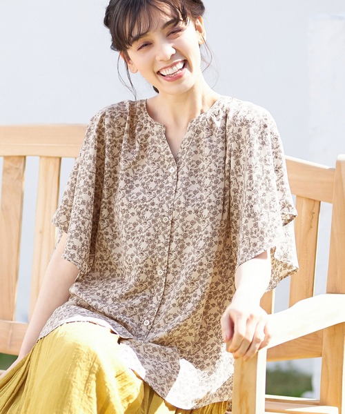 Viola e Viola（ヴィオラエヴィオラ）の「ゆるっときれいなスキッパーフレアー袖ブラウス（シャツ/ブラウス・レディース・ブルー/ベージュ系その他/イエロー/オレンジ系その他/ブラック系その他/オフホワイト/グリーン/ブラック/コバルトブルー/オレンジ・LARGE/MEDIUM/XX-LARGE/X-LARGE）」の4枚目の写真