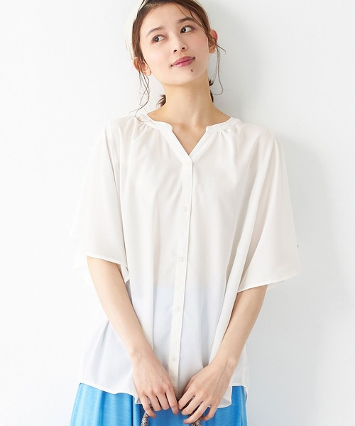 Viola e Viola（ヴィオラエヴィオラ）の「ゆるっときれいなスキッパーフレアー袖ブラウス（シャツ/ブラウス・レディース・ブルー/ベージュ系その他/イエロー/オレンジ系その他/ブラック系その他/オフホワイト/グリーン/ブラック/コバルトブルー/オレンジ・LARGE/MEDIUM/XX-LARGE/X-LARGE）」の2枚目の写真