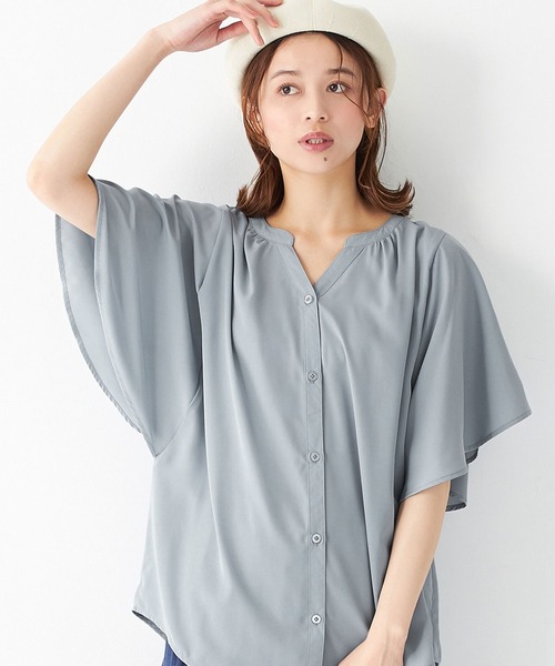 Viola e Viola（ヴィオラエヴィオラ）の「ゆるっときれいなスキッパーフレアー袖ブラウス（シャツ/ブラウス・レディース・ブルー/ベージュ系その他/イエロー/オレンジ系その他/ブラック系その他/オフホワイト/グリーン/ブラック/コバルトブルー/オレンジ・LARGE/MEDIUM/XX-LARGE/X-LARGE）」の6枚目の写真